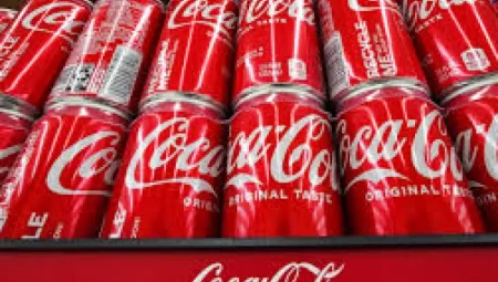 Coca-Cola, Trump’ın Gümrük Vergileri Nedeniyle Daha Fazla Plastik Kullanabilir