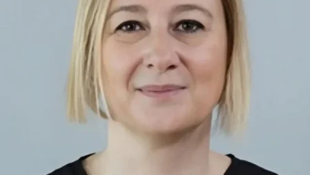 Galatasaray Üniversitesi’nde Profesörlük Diploması İptal Edilen Naciye Aylin Saybaşılı Gözyaşlarını Tutamadı