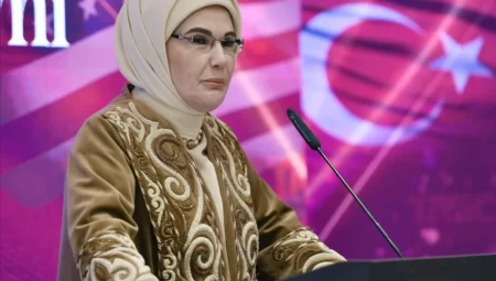Emine Erdoğan’dan karne mesajı: ‘Çocuklar tatilde ekranlardan değil, deneyimleyerek öğrensin’