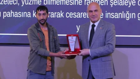 İYİ Parti Grup Başkanvekili Op. Dr. Turhan Çömez, Merhamet ve Emek Ödül Töreni’nde Konuştu: ‘Hayat Kurtarmak Cesaret İster, Bu Tören Samimiyeti Gösterdi’