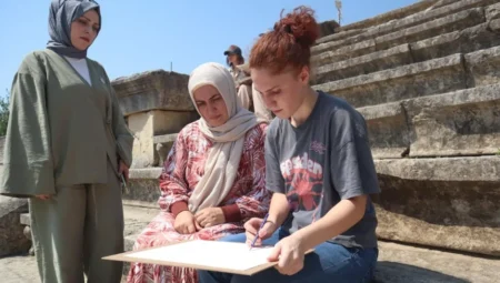 Düzce’de BELMEK yaz kurslarıyla yeni yetenekler keşfediliyor, kursiyerler Antik Tiyatro’yu kara kalemle resmetti