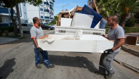Gaziemir Belediyesi eski mobilyaları adresten topluyor: Caddeye bırakanlara 91 bin TL’ye kadar ceza